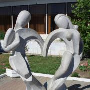 Новороссийск. Скульптура возле загса. Два силуэта держаться за руки