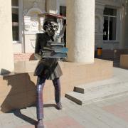 Скульптура студента возле Колледжа строительства. Новороссийск. Лето 2013