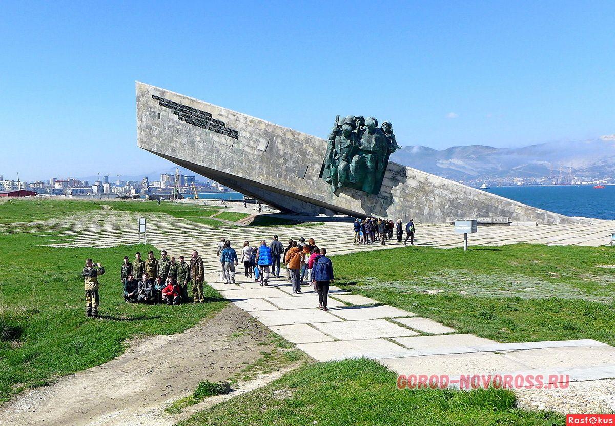 Памятник малая земля в новороссийске фото Комфортными климатическими условиями обеспечат Мемориал Малая Земля в Новороссий