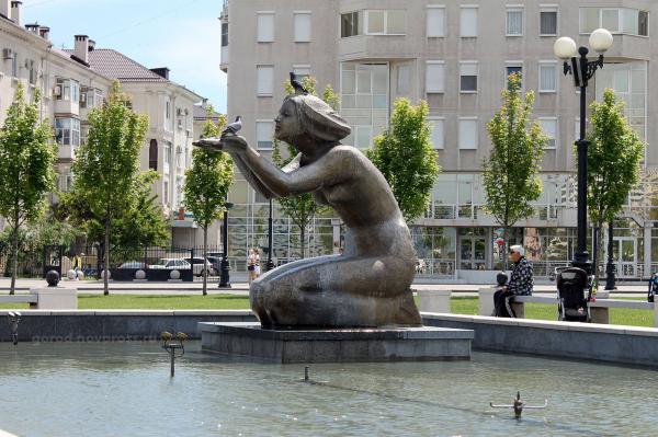 Памятник-фонтан Дарующая воду в Новороссийске: фото, видео, история, карта