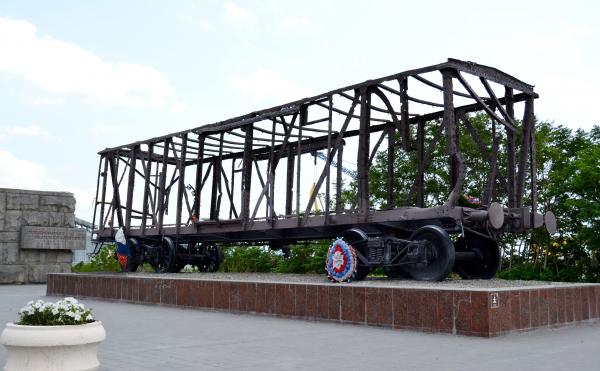 Памятник «Расстрелянный вагон» в Новороссийске – спасительная баррикада на пути вражеских войск
