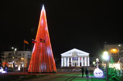 Главная новогодняя елка Новороссийска - фото 22.12.2018 (возде администрации города)