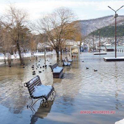 Озеро Абрау под Новороссийском вышло из берегов и затопило парк 26.01.2022