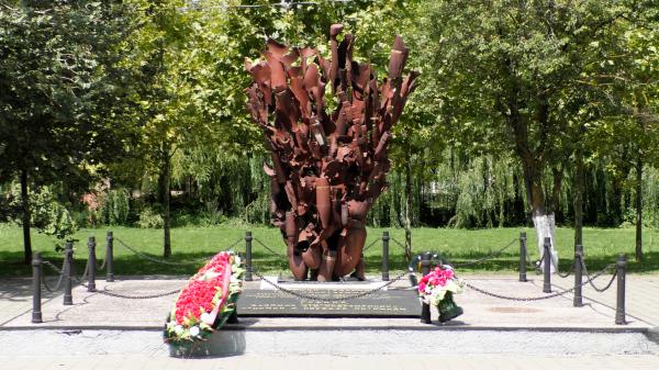 Памятник «Взрыв» – груда снарядов, обрушившихся на малоземельцев