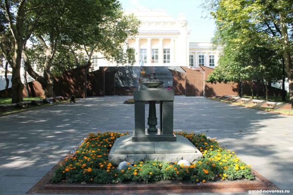 Площадь Героев. Памятник Вечный огонь.
