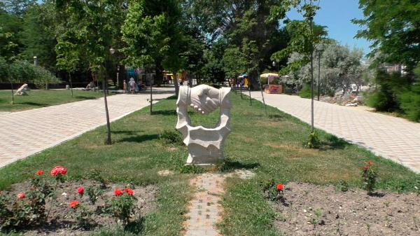 Скульптура рукопожатие в Парке Фрунзе Новороссийск