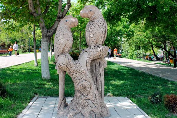 Скульптура Попугаи Парк Фрунзе Новороссийск