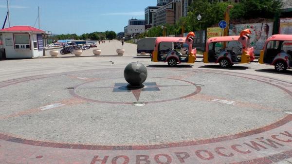 Скульптура земной шар в Парке Фрунзе Новороссийск