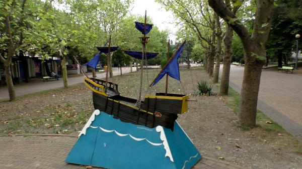 Арт объект кораблик в Парке Ленина Новороссийска