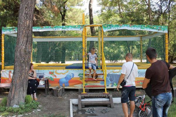 Прыгалка для детей. В парке Ленина в Новороссийске