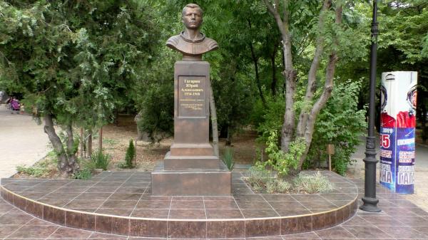 Памятник Гагарину в Парке Ленина Новороссийска