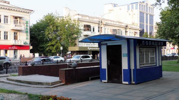 Пункт полиции и подземный переход в Парковой аллее в Новороссийске