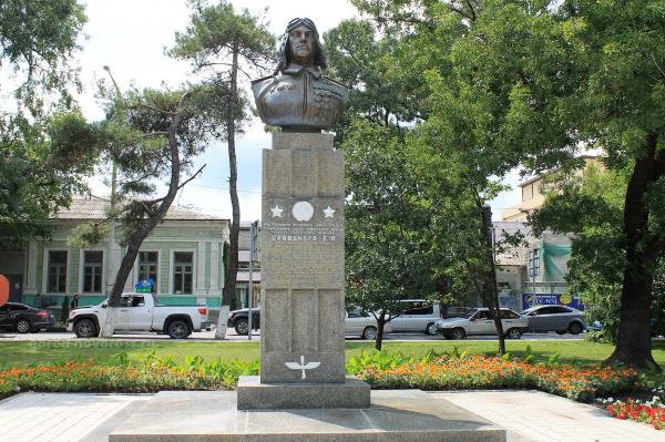 Памятник Савицкому на ул Советов в Новороссийске. Крупный план