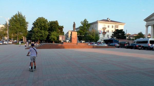 Площадь Ленина в парковой аллее в Новороссийске
