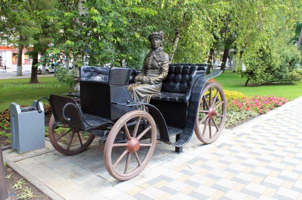 Памятник женщина в карете на ул Советов в Новороссийске