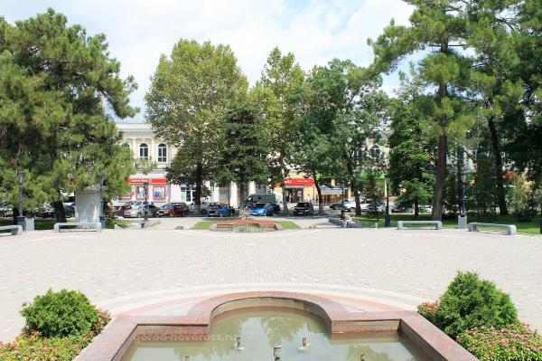Вид на центр площади аллеи Пушкина на ул Советов в Новороссийске