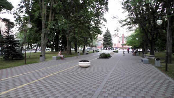В парковой аллее Новороссийска