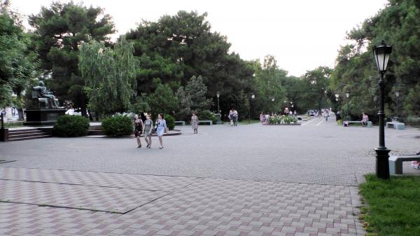 Сквер Пушкина в парковой аллее Новороссийска