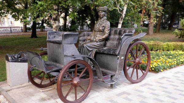 Скульптура «Девушка в карете» в сквере Пушкина Новороссийска