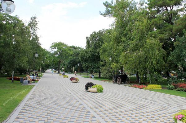 Люди отдыхают в парковой аллее на ул. Советов в Новороссийске