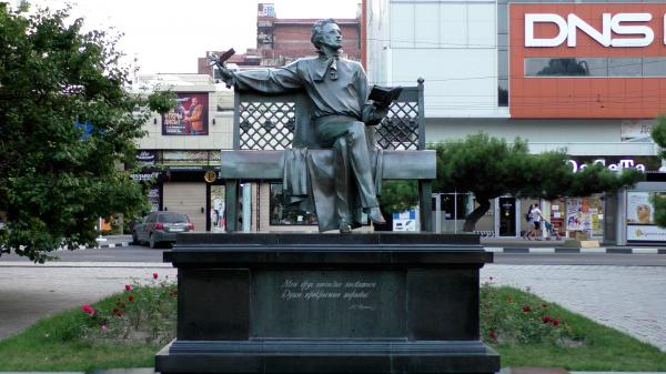 Памятник Пушкину в сквере в Новороссийске