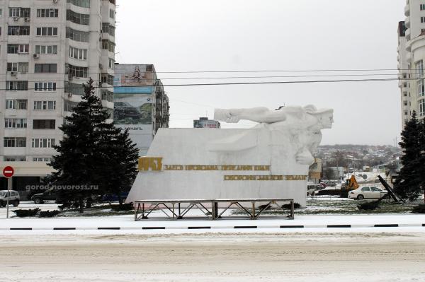 Памятник Матрос с гранатой в Новороссийске фото зимой