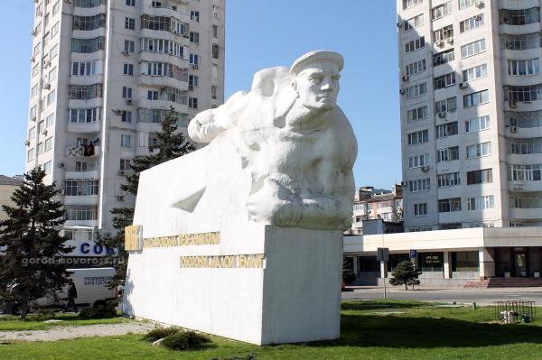 Памятник Матрос с гранатой в Новороссийске фото