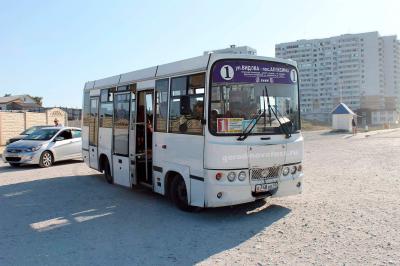 Автобус 1 подъезжающий прямо к пляжу Алексино в Новороссийске