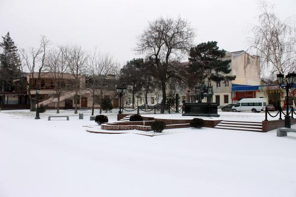 Памятник Пушкину в Новороссийске фото зимой