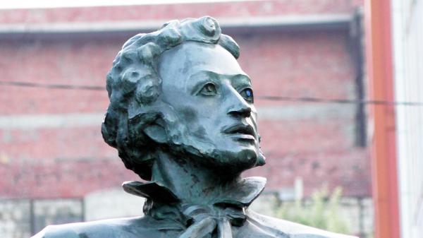 Голова Пушкина крупным планом памятника в Новороссийске