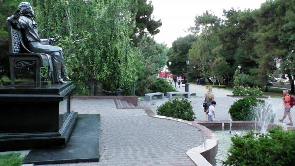 Памятник в сквере имени Пушкина в Новороссийске