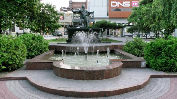 Памятник Пушкину с фонтаном в Новороссийске