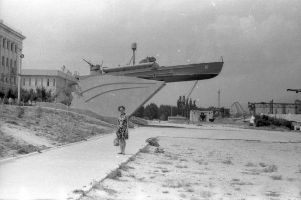 Памятник - торпедный катер «Героям морякам черноморцам». 1960-е годы