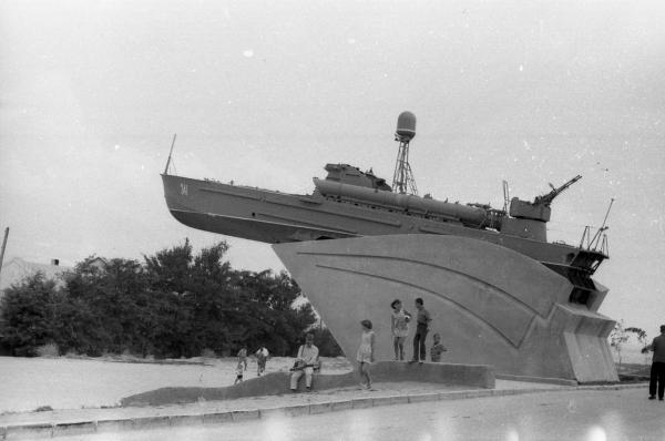 Торпедный катер - памятник «Военным морякам». 1965-1970. Новороссийск