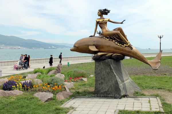 Cкульптуры «Дельфин и русалка» в Новороссийске