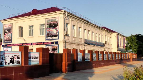Казачий кадетский корпус на Бульваре Победы в Новороссийске