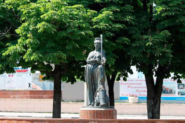 Скульптура Муза с арфой попирающая пушку в Новороссийске