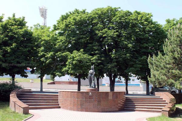 Скульптура Муза с арфой в Новороссийске