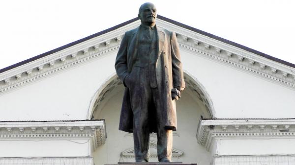 Памятник на Площади Ленина в Новороссийске