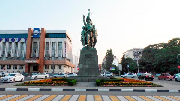 Памятник на Площади Свободы в Новороссийске