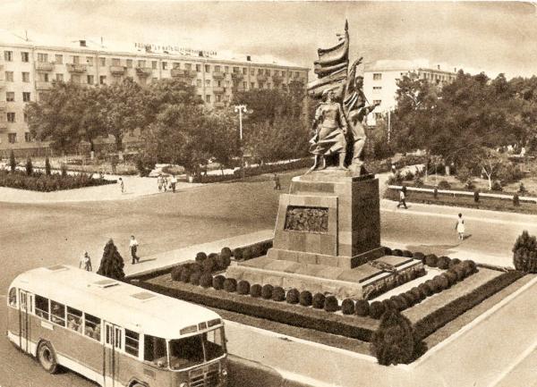 Площадь Свободы в Новороссийске. 1966 год. Открытка