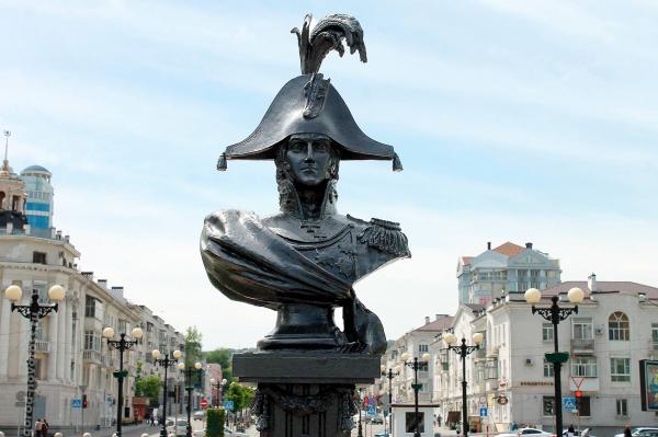 Памятник адмиралу М.П. Лазареву на Набережной