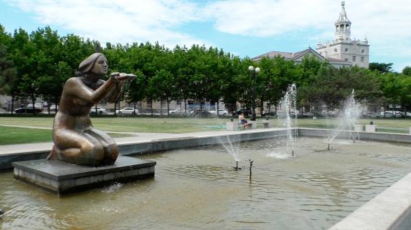 Памятник-фонтан «Дарующая воду» – в честь открытия Троицкого водопровода.
