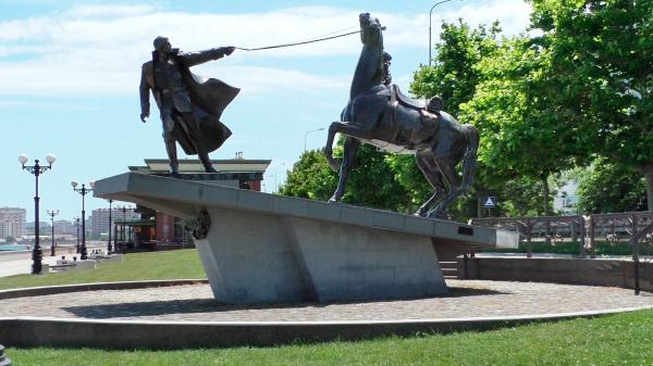 Памятник «Исход» на Набережной Новороссийска