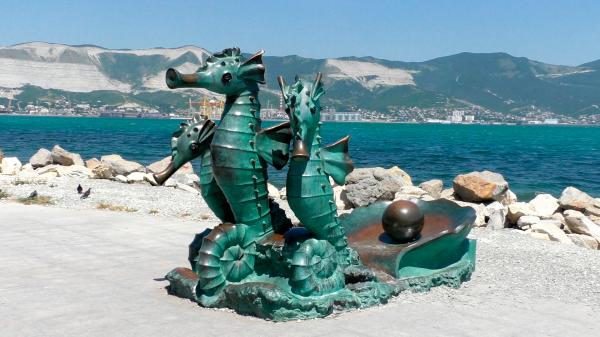 Скульптура в виде морских коньков с каретой и жемчужиной на Набережной Новороссийска