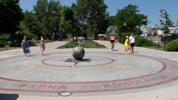 «Города-побратимы» с маленьким земным шаром посередине в Парке Фрунзе