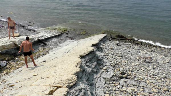 Скалы на пляже у СНТ «Геолог» в Южной Озереевке