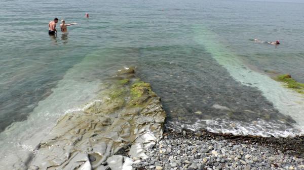 Скалы уходящие в море на пляже у СНТ «Геолог» в Южной Озереевке