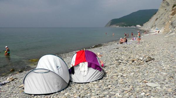 Отдых с палатками на пляже у СНТ «Геолог» в Южной Озереевке