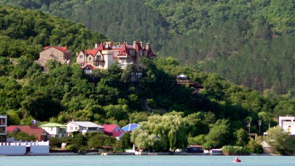 Замок у озера Абрау под Новороссийском
